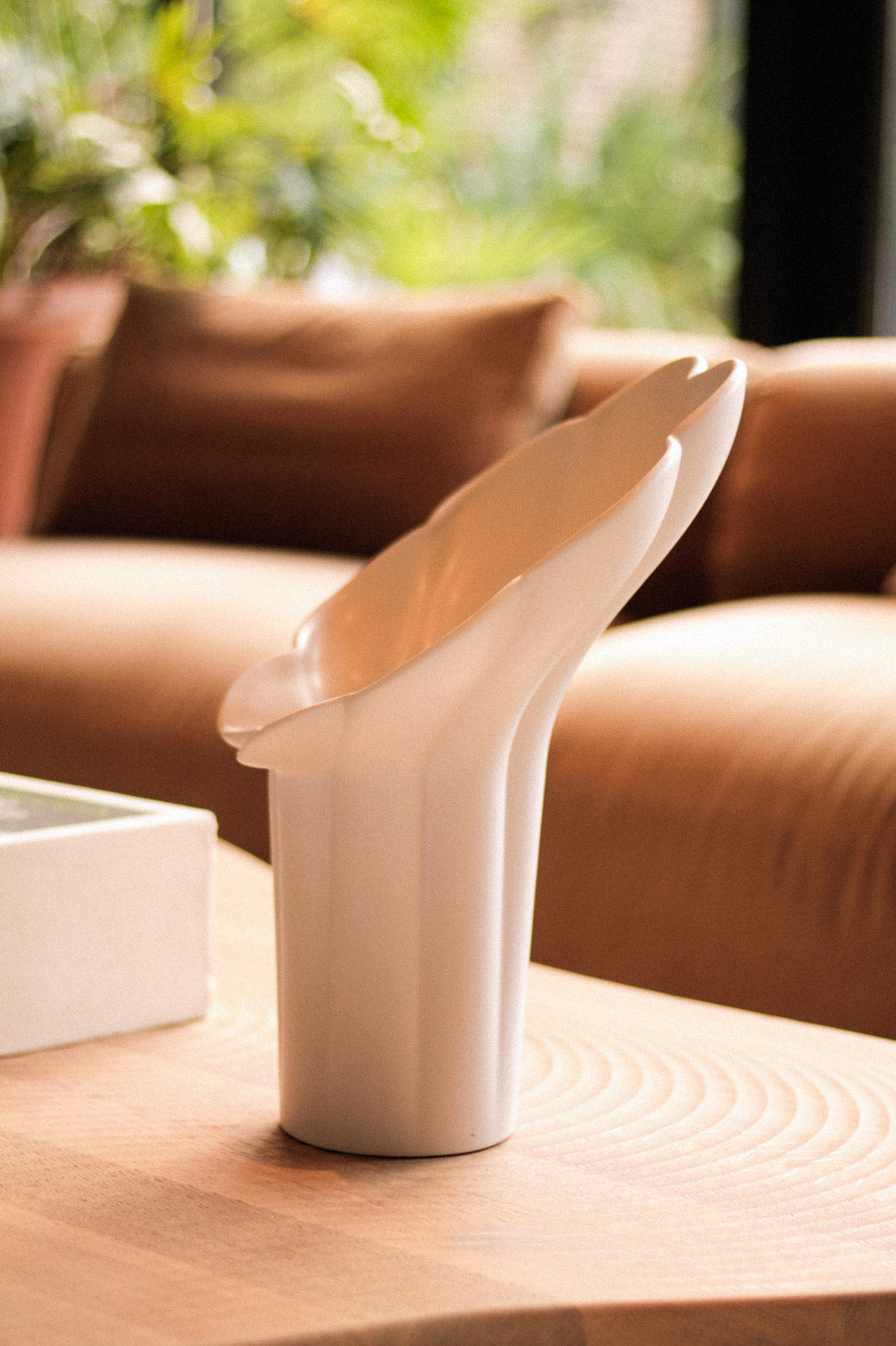 Bottega Bloom Off-White Ceramic Vase